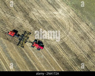 Vue aérienne du tracteur et du semoir, champ d'ensemencement ; Alberta, Canada Banque D'Images