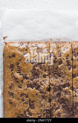 Vue de dessus des blondies avec morceaux de chocolat, coupe transversale de barres de blondie coupées Banque D'Images