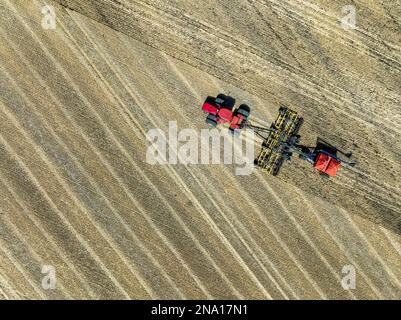 Vue aérienne du tracteur et du semoir, champ d'ensemencement ; Alberta, Canada Banque D'Images