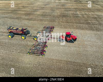 Vue aérienne du tracteur et du semoir, champ d'ensemencement ; Alberta, Canada Banque D'Images