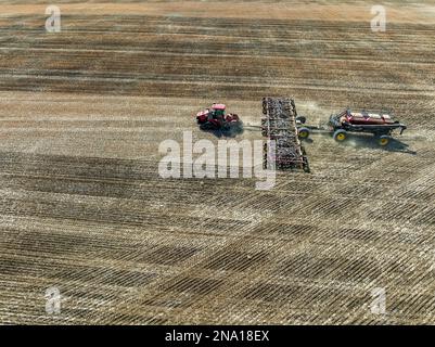 Vue aérienne du tracteur et du semoir, champ d'ensemencement ; Alberta, Canada Banque D'Images