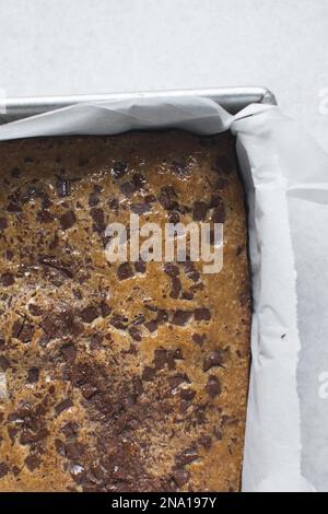 Vue de dessus des blondies avec morceaux de chocolat, coupe transversale de barres de blondie coupées Banque D'Images