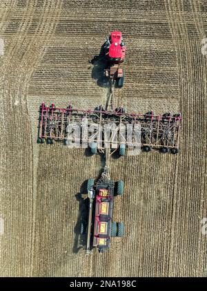 Vue aérienne du tracteur et du semoir, champ d'ensemencement ; Alberta, Canada Banque D'Images