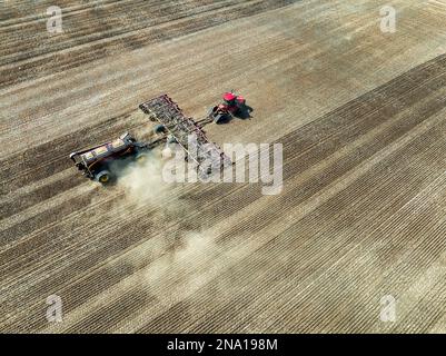 Vue aérienne du tracteur et du semoir, champ d'ensemencement ; Alberta, Canada Banque D'Images