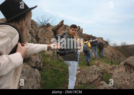 Groupe de randonneurs avec des sacs à dos grimpant dans les montagnes Banque D'Images