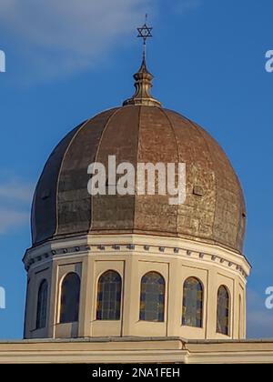 Vue rapprochée de la façade de la synagogue Ortodow à Oradea avec ses tours et son toit de style mauresque. Banque D'Images