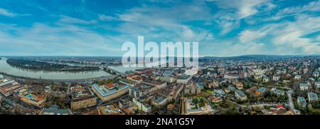 Vue aérienne de Budapest avec ciel bleu depuis la colline de la Rose Banque D'Images
