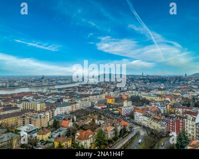 Vue panoramique sur Budapest depuis la colline de la Rose avec vue sur Margitsziget, le château de Buda Banque D'Images