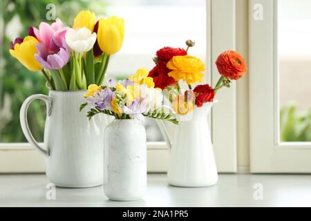 Différentes belles fleurs printanières sur le rebord de la fenêtre Banque D'Images