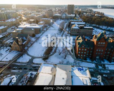 Photographie aérienne du Carnaval d'hiver de l'Université du Wisconsin-Madison sur le lac Mendota; Madison, Wisconsin, États-Unis. Banque D'Images