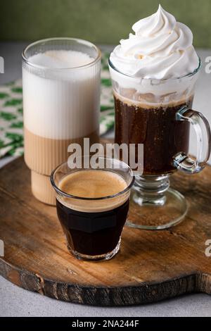 Variété de café ou de boissons expresso dans différents verres avec latte, viennise ou café irlandais et espresso Banque D'Images