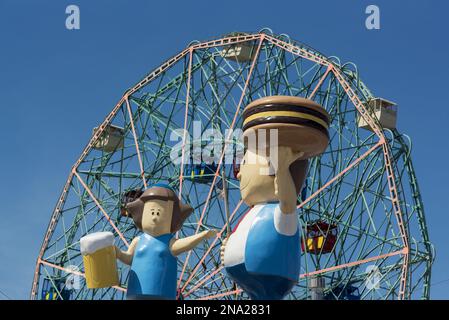 La fille de Paul signe en face de la roue Wonder, Coney Island, Brooklyn, NYC, USA © Dosfotos/Axiom Banque D'Images