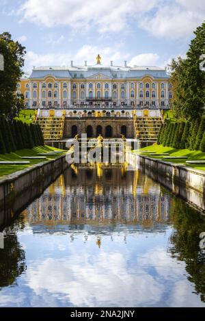 Palais Peterhof vu du canal maritime ; Petergof, Saint-Pétersbourg, Russie Banque D'Images