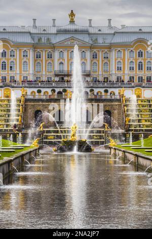 Fontaine Samson et Palais Peterhof vus du canal de mer ; Petergof, Saint-Pétersbourg, Russie Banque D'Images