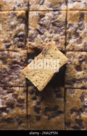 Vue de dessus des blondies avec morceaux de chocolat, coupe transversale de barres de blondie coupées Banque D'Images