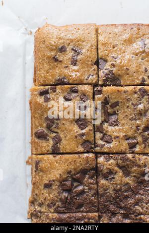 Vue de dessus des blondies avec morceaux de chocolat, coupe transversale de barres de blondie coupées Banque D'Images