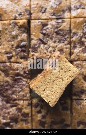 Vue de dessus des blondies avec morceaux de chocolat, coupe transversale de barres de blondie coupées Banque D'Images