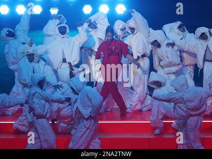 Glendale, États-Unis. 12th févr. 2023. Rihanna se produit à mi-temps pendant le Super Bowl LVII entre les Philadelphia Eagles et les Kansas City Chiefs au State Farm Stadium de Glendale, Arizona, dimanche, 12 février 2023. Photo de John Angelillo/UPI. Crédit : UPI/Alay Live News Banque D'Images