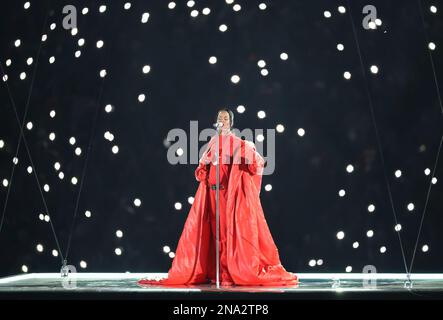 Glendale, États-Unis. 12th févr. 2023. Rihanna se produit à mi-temps pendant le Super Bowl LVII entre les Philadelphia Eagles et les Kansas City Chiefs au State Farm Stadium de Glendale, Arizona, dimanche, 12 février 2023. Photo de John Angelillo/UPI. Crédit : UPI/Alay Live News Banque D'Images