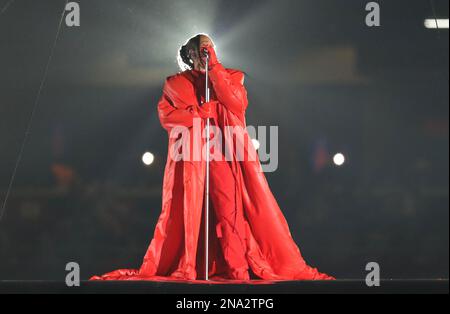 Glendale, États-Unis. 12th févr. 2023. Rihanna se produit à mi-temps pendant le Super Bowl LVII entre les Philadelphia Eagles et les Kansas City Chiefs au State Farm Stadium de Glendale, Arizona, dimanche, 12 février 2023. Photo de John Angelillo/UPI. Crédit : UPI/Alay Live News Banque D'Images