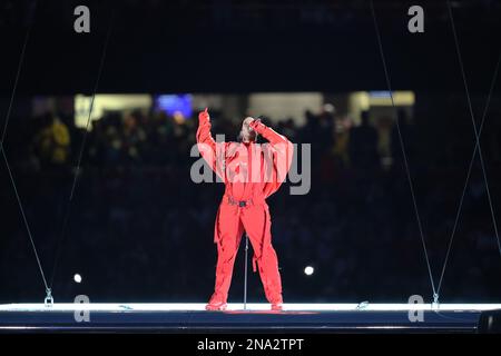 Glendale, États-Unis. 12th févr. 2023. Rihanna se produit à mi-temps pendant le Super Bowl LVII entre les Philadelphia Eagles et les Kansas City Chiefs au State Farm Stadium de Glendale, Arizona, dimanche, 12 février 2023. Photo de John Angelillo/UPI. Crédit : UPI/Alay Live News Banque D'Images