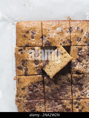 Vue de dessus des blondies avec morceaux de chocolat, coupe transversale de barres de blondie coupées Banque D'Images