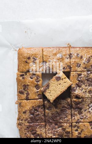 Vue de dessus des blondies avec morceaux de chocolat, coupe transversale de barres de blondie coupées Banque D'Images