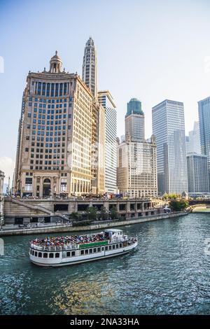 L'architecture de Chicago bordant la rivière avec un bateau d'excursion ; Chicago, Illinois, États-Unis d'Amérique Banque D'Images