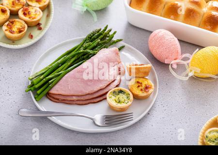 Jambon, asperges et mini quiches pour le brunch de l'Eater servis sur une assiette Banque D'Images