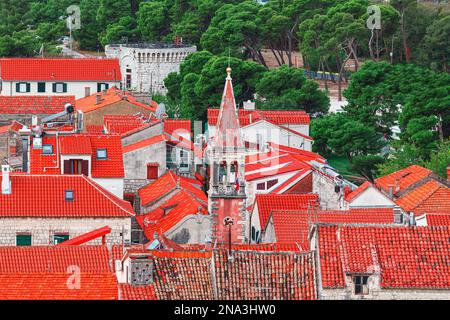 Vieille ville de Trogir Croatie . Vieille église et toits carrelés vue d'en haut Banque D'Images