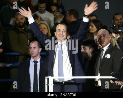 Nicosie, Chypre. 12th févr. 2023. Nicos Christodoulides déferle les partisans après avoir remporté l'élection de deuxième tour à Nicosie, Chypre, le 12 février 2023. L'ancien ministre des Affaires étrangères, Nicos Christodoulides, a remporté dimanche les élections de deuxième tour et sera le prochain président de Chypre, a annoncé le directeur du scrutin, Costas Constantinou, après le dépouillement de tous les bulletins de vote. Credit: George Christophorou/Xinhua/Alay Live News Banque D'Images