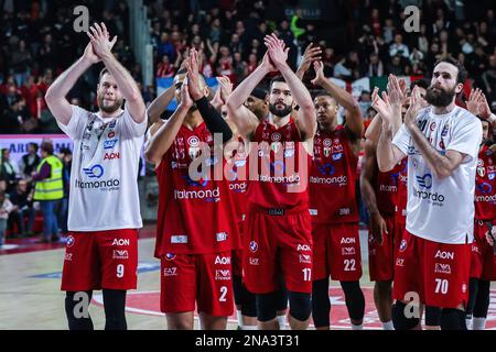 Varese, Italie. 12th févr. 2023. Les joueurs de EA7 Emporio Armani Milan célèbrent la victoire à la fin du match pendant LBA Lega basket Un jeu de saison régulière 2022/23 entre Pallacanestro Varese OpenJobMetis et EA7 Emporio Armani Milan à Palasport Lino Oldrini, Varèse. EA7 Emporio Armani Milan a gagné 87 - 75. Crédit : SOPA Images Limited/Alamy Live News Banque D'Images