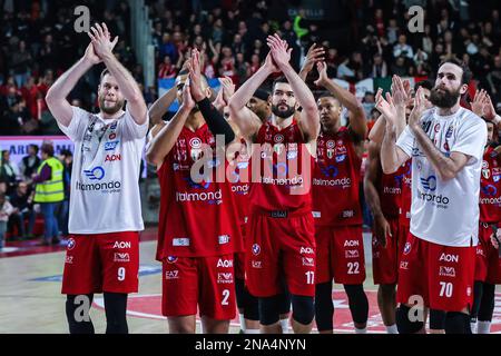 Varese, Italie. 12th févr. 2023. Les joueurs de EA7 Emporio Armani Milan célèbrent la victoire à la fin du match pendant LBA Lega basket Un jeu de saison régulière 2022/23 entre Pallacanestro Varese OpenJobMetis et EA7 Emporio Armani Milan à Palasport Lino Oldrini, Varèse. EA7 Emporio Armani Milan a gagné 87 - 75. (Photo de Fabrizio Carabelli/SOPA Images/Sipa USA) crédit: SIPA USA/Alay Live News Banque D'Images