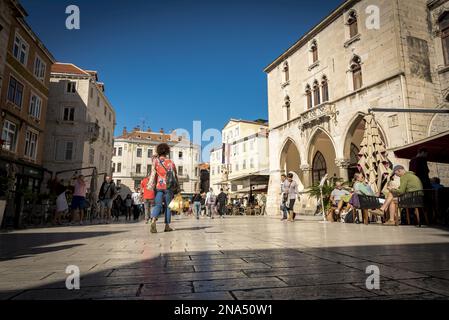 Les touristes se mélangent avec les habitants de Nardoni Trg ou National place dans la vieille ville ; Split, Croatie Banque D'Images