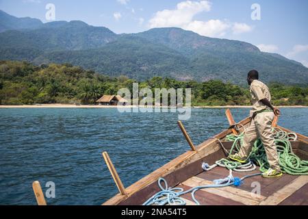 Excursion en bateau approches Mbali Mbali Mahale Lodge (Kungwe Beach Lodge) dans le parc national des montagnes de Mahale sur les rives du lac Tanganyika, Tanzanie, est Banque D'Images