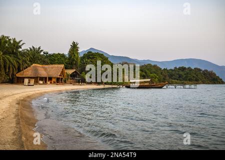 Bateau amarré à quai en face de Mbali Mballi Mahale Lodge (Kungwe Beach Lodge) dans le parc national des montagnes de Mahale sur les rives du lac Tanganyika, Tan Banque D'Images