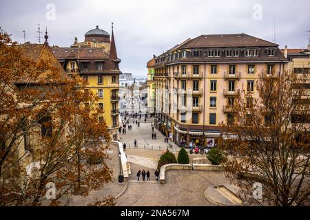 Piétons sur les passerelles entre les bâtiments à Genève ; Genève, Genève, Suisse Banque D'Images