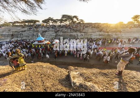 Personnes dans une procession de Timkat pendant la célébration orthodoxe Tewahedo de l'Épiphanie, célébrée le 19 janvier ; Bulbula, Oromia, Ethiopie Banque D'Images
