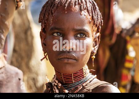 Hamer Girl à une cérémonie de saut de taureau, qui initie un garçon à la virilité, dans le village d'asile ; allée, Omo Valley, Ethiopie Banque D'Images