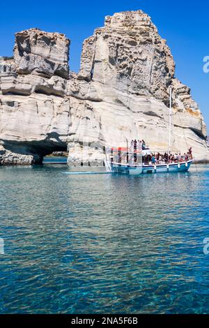 Touristes en bateau d'excursion dans la baie de Kleftiko ; île de Milos, Cyclades, Grèce Banque D'Images