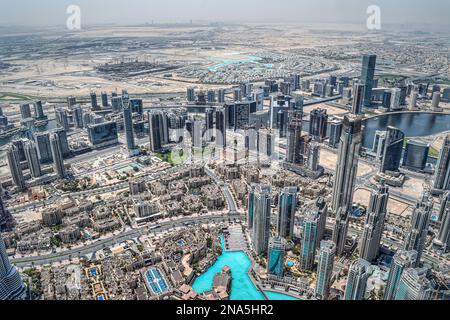 Vue sur la ville de Dubaï depuis le sommet de Burj Khalifa. Banque D'Images