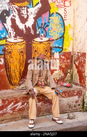 Homme cubain avec cigare, vieille ville ; la Havane, Cuba Banque D'Images