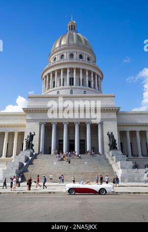 Bâtiment du Capitole avec voiture ancienne classique garée dans la rue en face, vieille ville ; la Havane, Cuba Banque D'Images