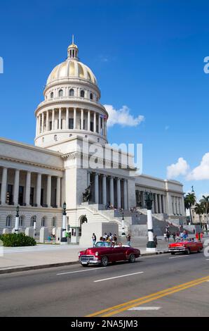 Capitole Building avec des voitures anciennes classiques garées dans la rue en face, vieille ville ; la Havane, Cuba Banque D'Images