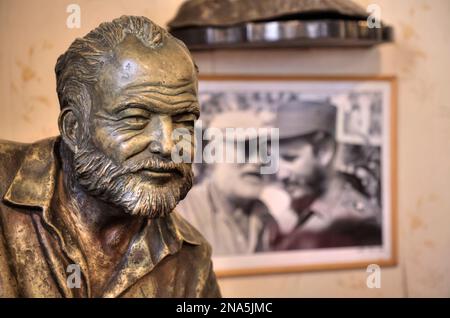 Statue en bronze d'Ernest Hemingway dans le bar et restaurant El Floridita, vieille ville ; la Havane, Cuba Banque D'Images