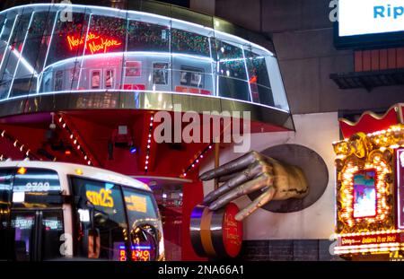 Sculpture à la main et enseigne à l'extérieur du musée de cire Madame Tussauds, Manhattan ; New York City, New York, États-Unis d'Amérique Banque D'Images