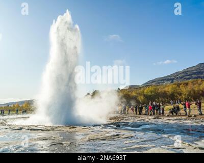 Geysir, ou aussi connu sous le nom de « grand geysir », a été le premier geyser décrit dans une source imprimée et le premier connu des Européens modernes Banque D'Images