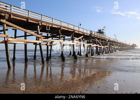 La jetée de San Clemente le long de la plage en Californie, États-Unis sous le ciel bleu Banque D'Images