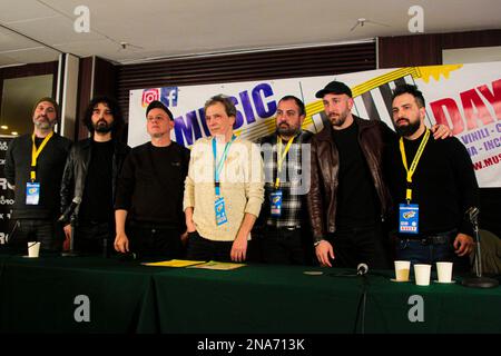 Rome, Italie. 12th févr. 2023. Jour de clôture de l'édition 36th de la Foire du vinyle 'MusicdayRoma' à l'Hôtel Mercury à Rome. Au coin de la réunion, présentation et conférence de presse du dernier CD de Muro del Canto intitulé 'Maestrale'. Le groupe de chant a signé son CD aux fans qui ont assisté à l'occasion. (Photo de Daniela Franceschelli/Pacific Press) Credit: Pacific Press Media production Corp./Alay Live News Banque D'Images
