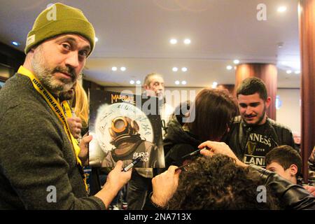 Rome, Italie. 12th févr. 2023. Jour de clôture de l'édition 36th de la Foire du vinyle 'MusicdayRoma' à l'Hôtel Mercury à Rome. Au coin de la réunion, présentation et conférence de presse du dernier CD de Muro del Canto intitulé 'Maestrale'. Le groupe de chant a signé son CD aux fans qui ont assisté à l'occasion. (Photo de Daniela Franceschelli/Pacific Press) Credit: Pacific Press Media production Corp./Alay Live News Banque D'Images